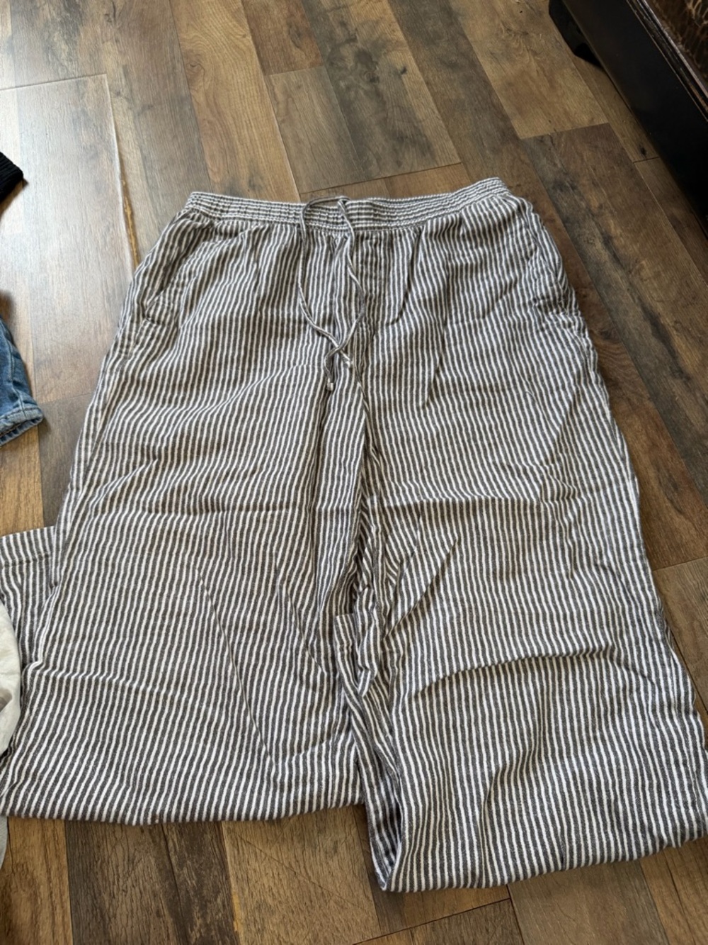 Old Navy women’s Gray and White Striped Drawstring linen pants